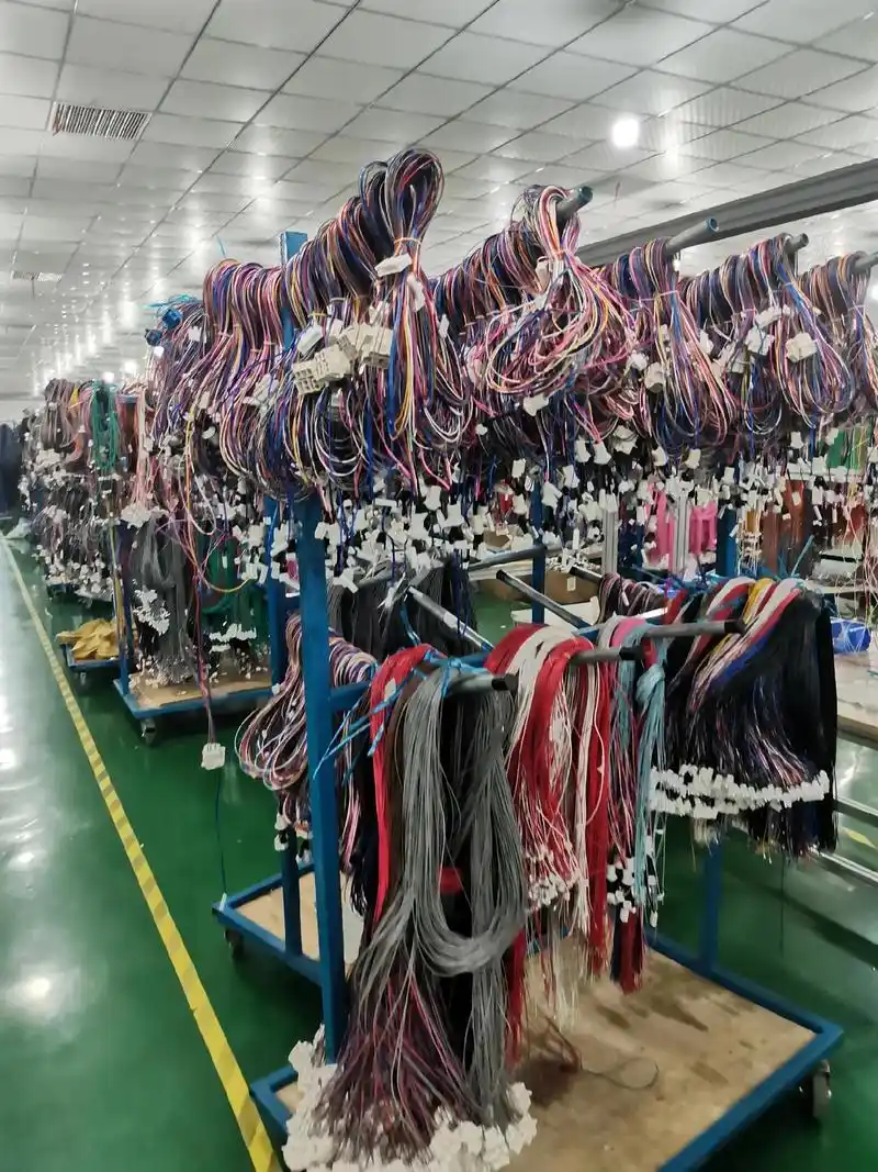 Automatic wire cutting machine in operation